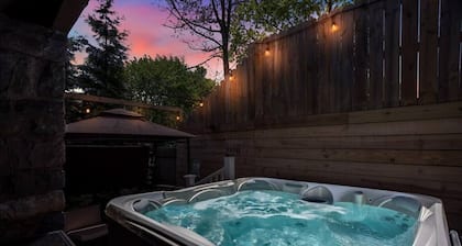 The Blue House: Hot Tub, Fire Pit + Prime Location