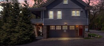 The Blue House: Hot Tub, Fire Pit + Prime Location