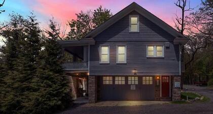 The Blue House: Hot Tub, Fire Pit + Prime Location