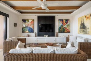 Een televisie en een kantoor