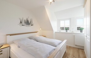 3 bedrooms, travel crib, free WiFi, bed sheets - Awesome home in Dagebüll with WiFi (Dagebüll)