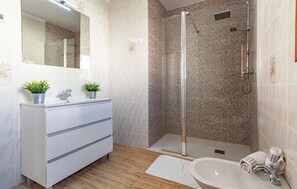 Combined shower/bathtub - Cozy home in Torrox Costa with private swimming pool, can be inside or outside (Torrox Costa)