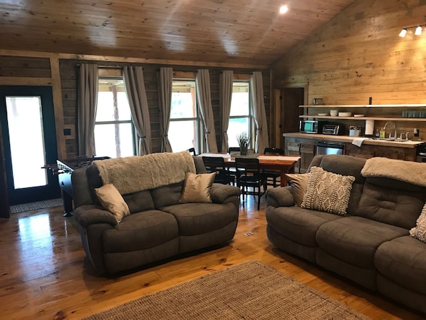 Smart-TV, DVD-Player, Tischfußball, Videothek