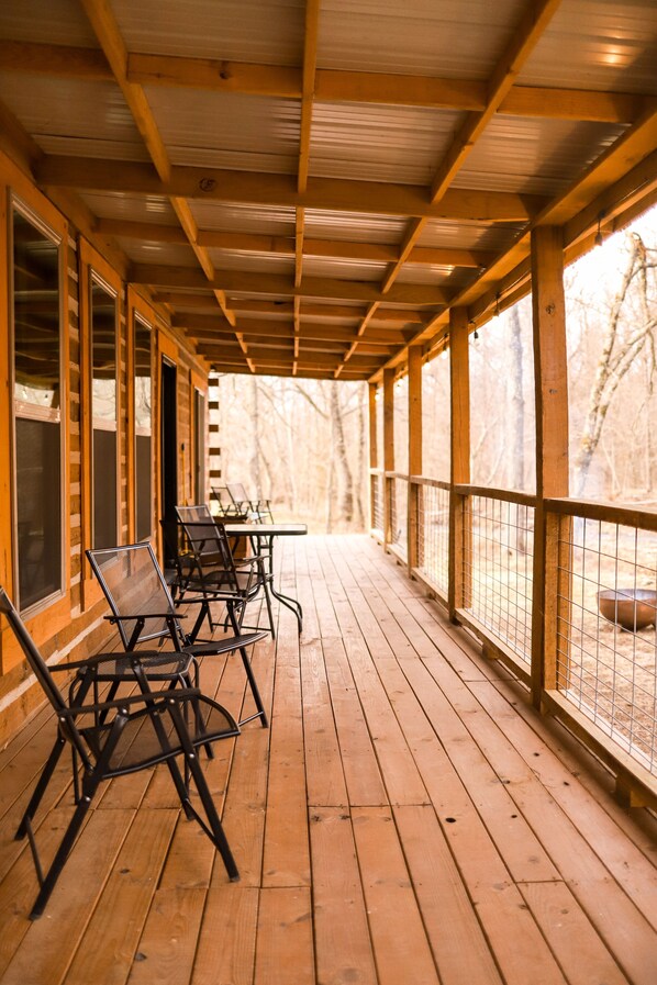 Terrace/patio - BUCKEYE Lodge on the Pig Trail senic hwy (Combs)