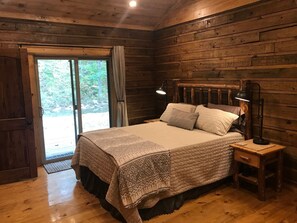 3 bedrooms, iron/ironing board, free WiFi, bed sheets - BUCKEYE Lodge on the Pig Trail senic hwy (Combs)