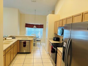 Micro-ondes, lave-vaisselle, cafetiĂšre/bouilloire