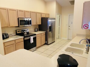 Micro-ondes, lave-vaisselle, cafetiĂšre/bouilloire