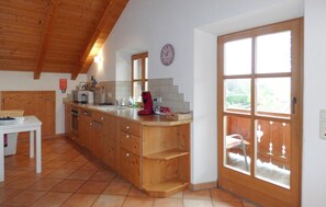 Réfrigérateur, un four, surface de cuisson, lave-vaisselle