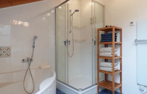 Combined shower/tub