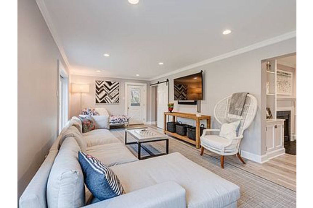 Modern, cozy East Hampton family Escape: Minutes from town/walk to beach