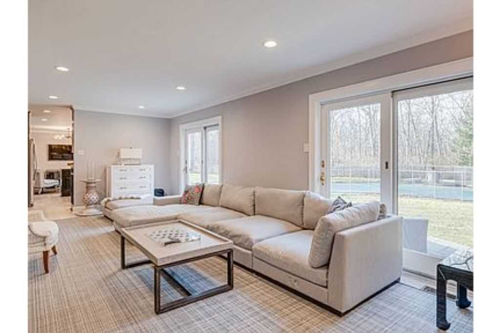 Modern, cozy East Hampton family Escape: Minutes from town/walk to beach