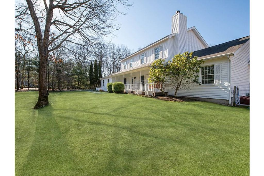 Modern, cozy East Hampton family Escape: Minutes from town/walk to beach