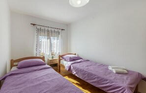 3 bedrooms, travel crib, free WiFi, bed sheets