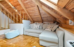 Fernseher, Kamin, Stereoanlage
