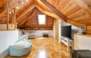 Fernseher, Kamin, Stereoanlage
