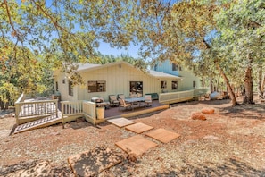 Terrace/patio - "The Deer Bungalow" Pine Hills Large Custom Home in Julian that is Pet Friendly (Julian)