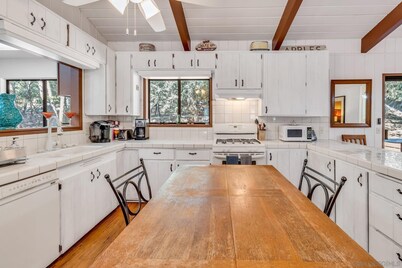 "The Deer Bungalow" Pine Hills Large Custom Home in Julian that is Pet Friendly