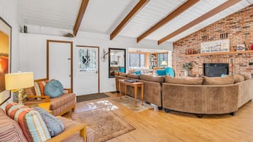 Smart TV, chimenea, reproductor de DVD y libros