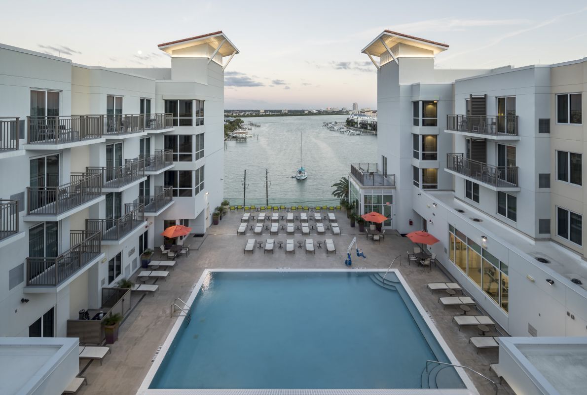 Family & Friends Getaway! 2 Comfortable Units, Onsite Restaurant and Bar, Pool