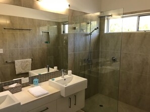 Shower, towels, soap, toilet paper - Beerwah Retreat B&B  (Beerwah)