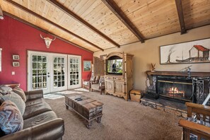 Televisión, chimenea, Netflix y Hulu 