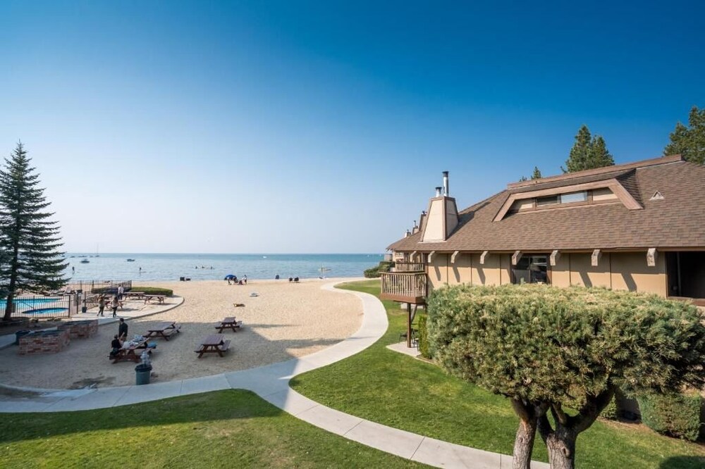 Look No Further! On-site Pool and Beach BBQ's, Walk to Heavenly Ski Resort!