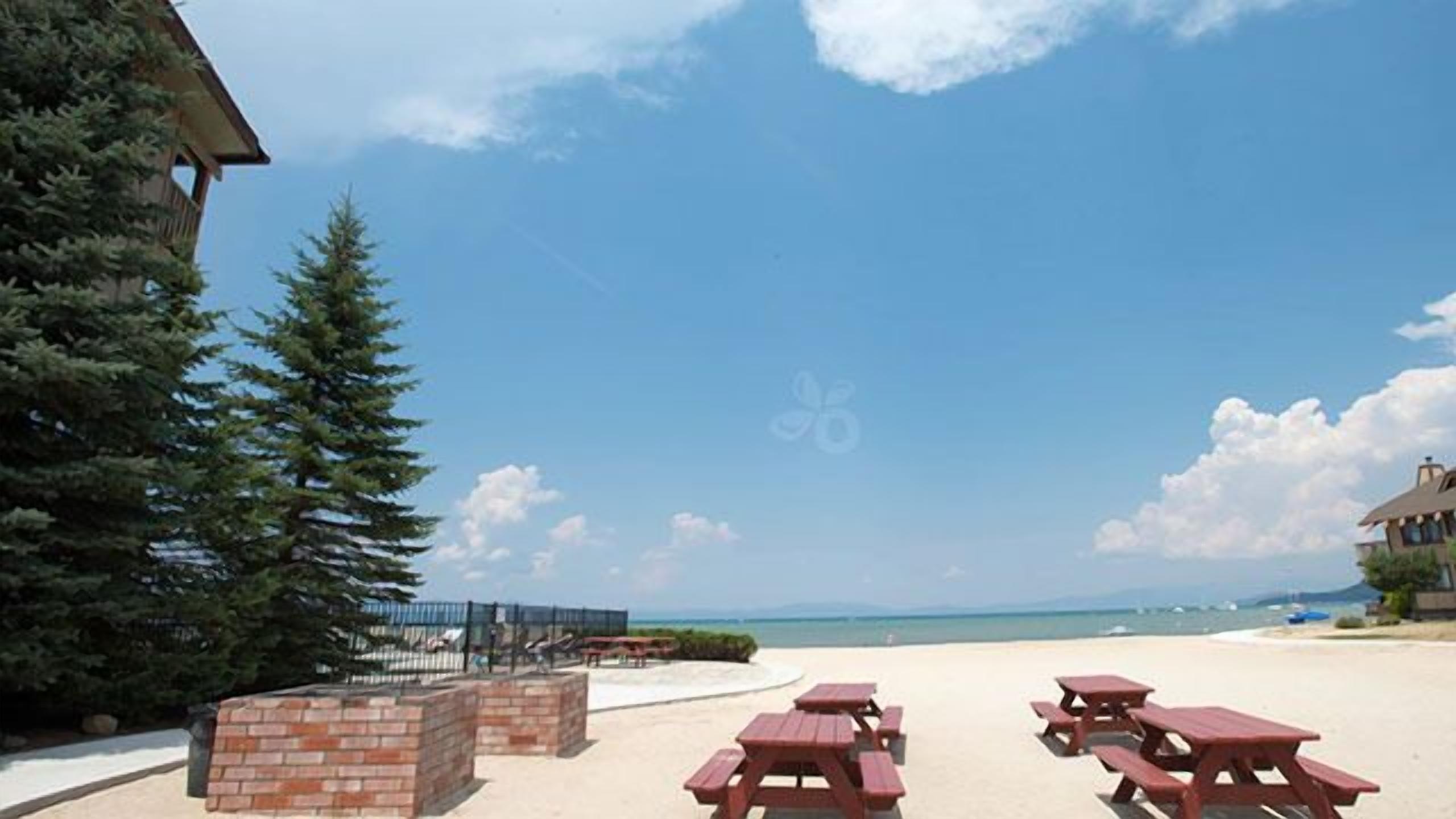 Perfect Beach Getaway! On-site Pool and Picnic Areas, Near Zephyr Cove Beach!