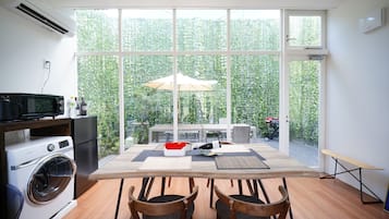 Family House, Non Smoking | In-room dining
