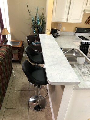 Fridge, microwave, oven, stovetop - Perfect location for in and out to the attractions and shopping areas (Davenport)