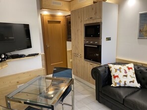 TV, DVD-spiller og stereoanlegg