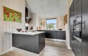 ثلاجة، موقد طهي مسطح، غسالة أطباق، ماكينة لصنع القهوة/الشاي