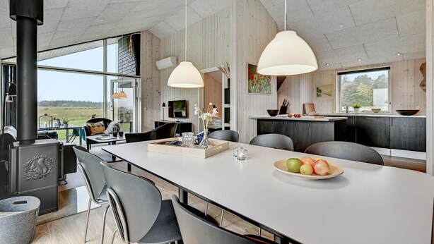 Una cocina moderna con una isla grande, una estufa y vistas al exterior.