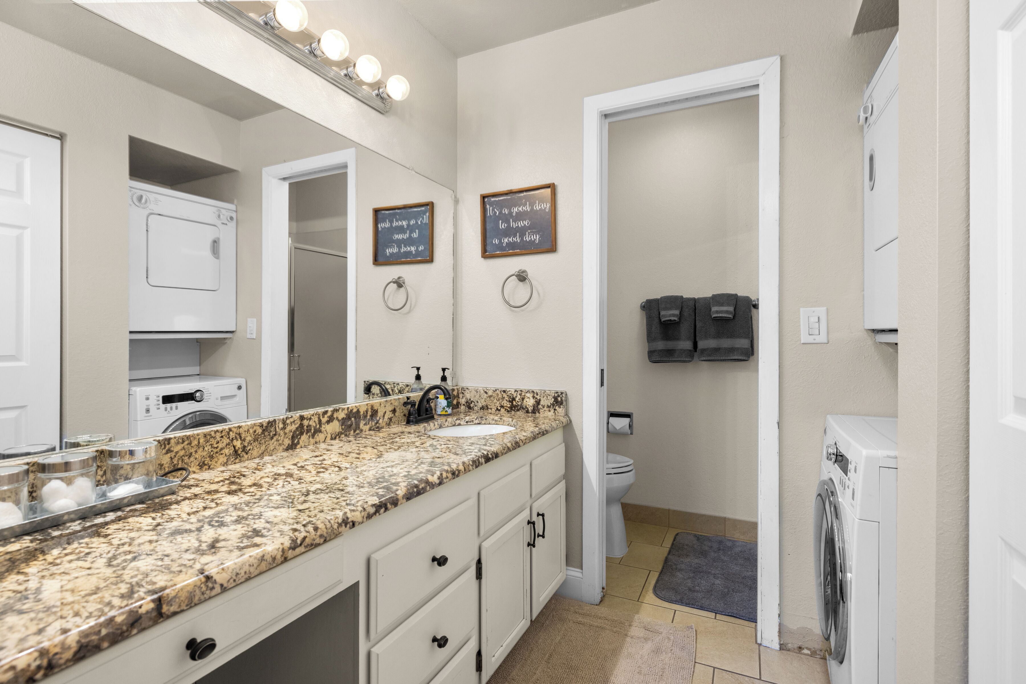 Combined shower/tub, hair dryer, towels