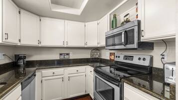 Geladeira, micro-ondas, fogĂŁo, cooktop