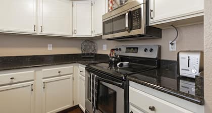 2 bedroom condo in Downtown Whitefish, Close To Glacier Park, Skiing And Golf