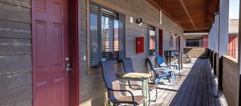 2 bedroom condo in Downtown Whitefish, Close To Glacier Park, Skiing And Golf