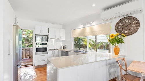 Ferguson St - The Beach House - Cosy Cottage with Pool