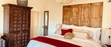 1 dormitorio, caja fuerte, escritorio y tabla de planchar con plancha