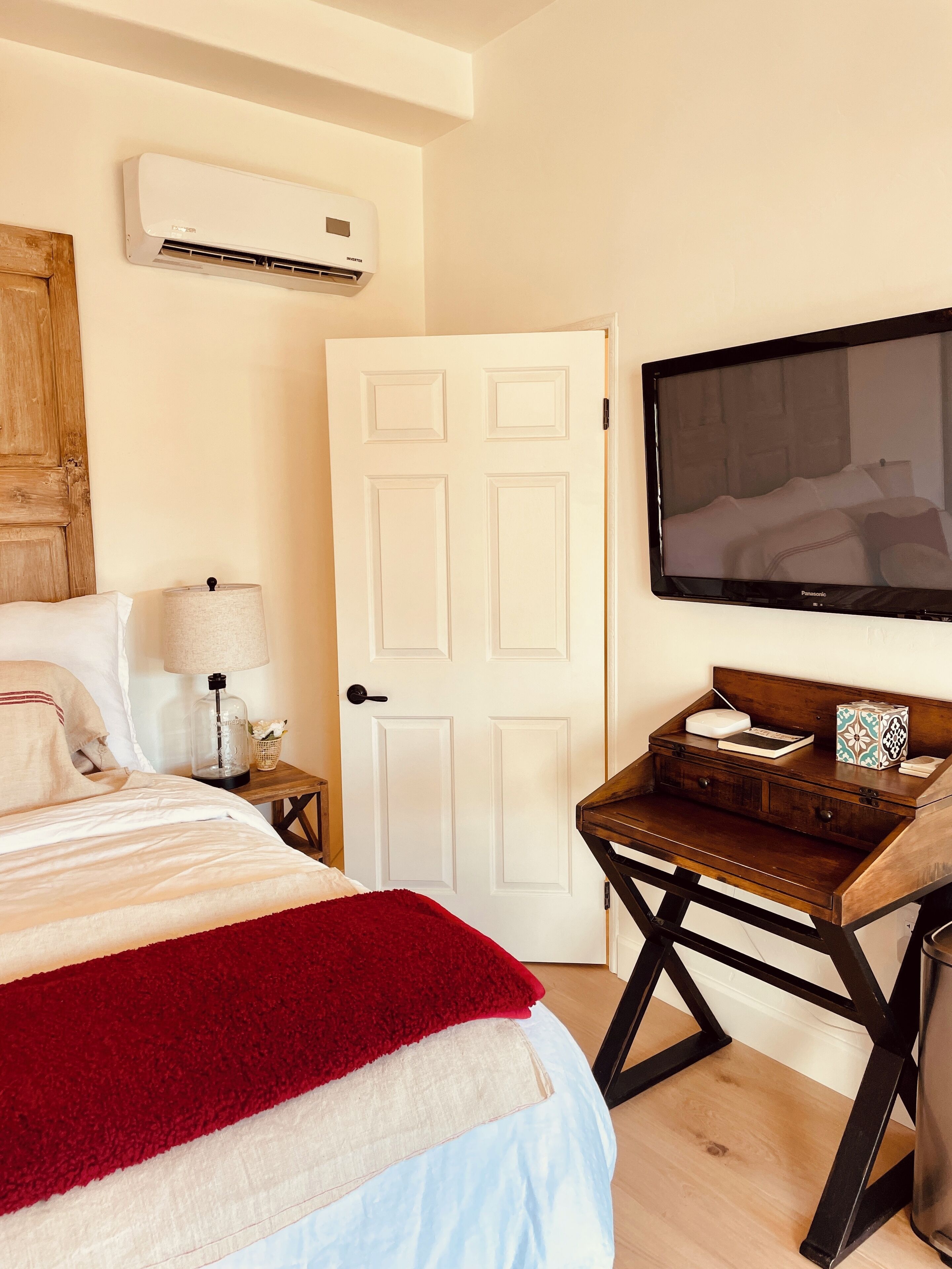 Ocean, Sunset, Mountain Views, Private Deck: Villa Floresco: Tuscan-like getaway