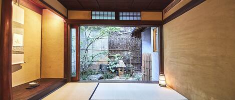 1 غرفة نوم وعناصر مجانية داخل الميني بار وواي فاي مجانًا وملاءات أسرّة