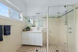 Baignoire, serviettes fournies, savon, papier de toilette