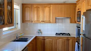 雪櫃、微波爐、焗爐、爐具