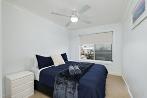3 bedrooms, desk, iron/ironing board, WiFi - Life's a Merewether Beach (Merewether)