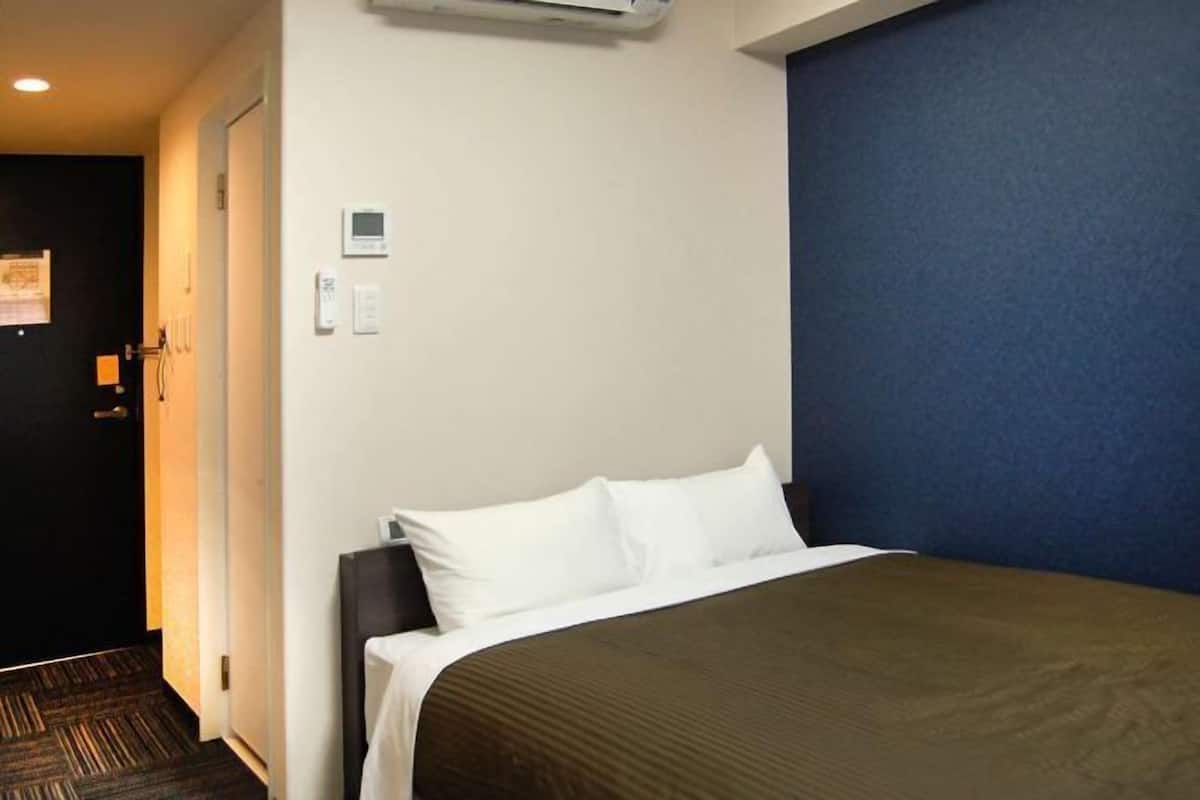 Desk, iron/ironing board, free WiFi