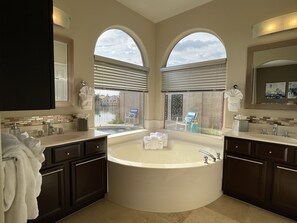 Ensemble douche/baignoire, sèche-cheveux, serviettes fournies, savon