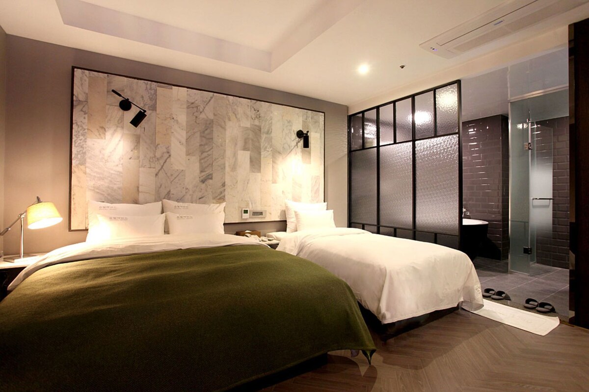 WiFi (free), bed sheets