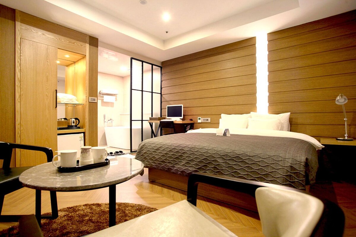 WiFi (free), bed sheets