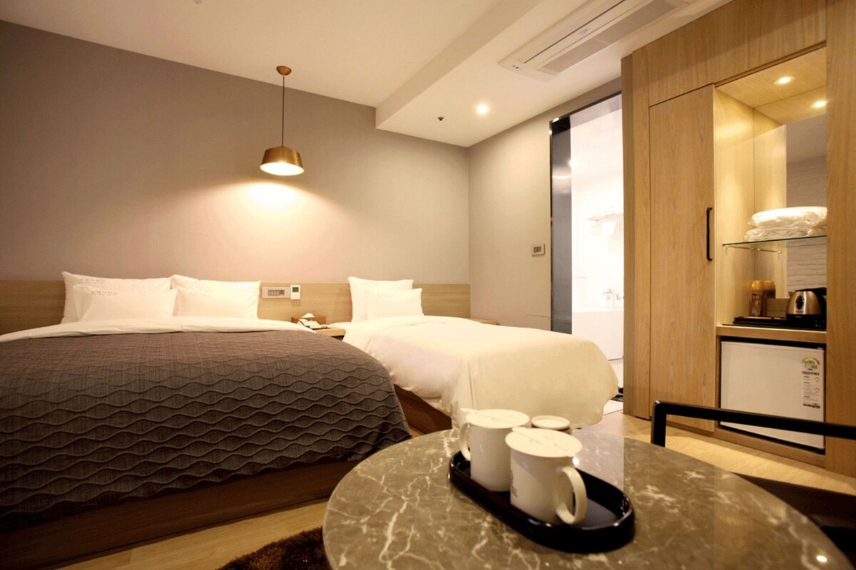 WiFi (free), bed sheets