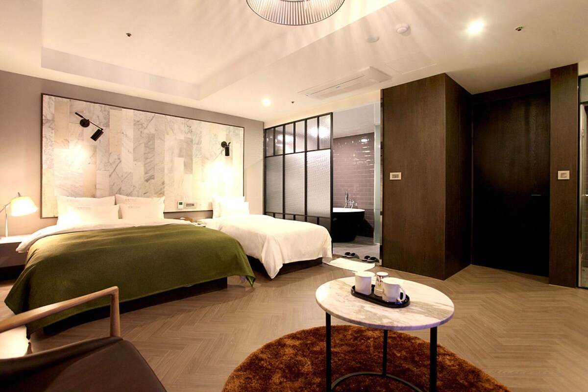 WiFi (free), bed sheets
