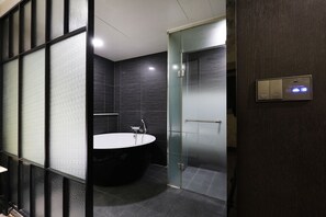 Suíte (Twin Room) | Banheiro | Chuveiro/banheira combinados, secador de cabelo, roupões de banho 